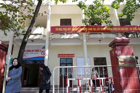 Sốc vì gánh nặng oằn lưng "cõng" công chức dư thừa - 1 Trụ sở UBND phường Hồng Hải, TP Hạ Long (ảnh: Trần Ngọc Duy, nguồn: Lao Động)