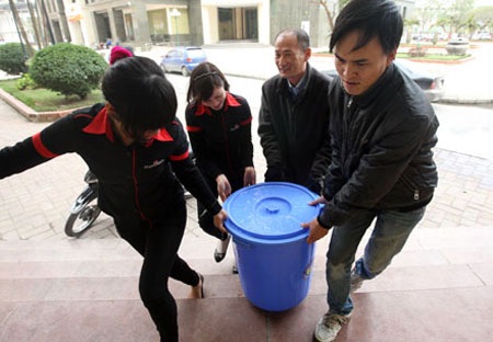 Lo thay cho đường ống nước sạch sông Đà - 1 Còn đó nỗi lo giữa Thủ đô vẫn phải khiêng nước lên tầng cao (ảnh minh họa: Việt Hưng)