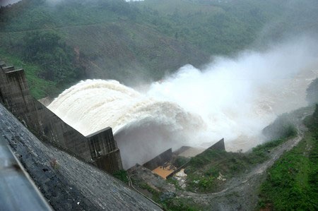 Thủy điện: Trước lũ – nói hay, lũ về - bội tín - 1 Thủy điện xả lũ (ảnh minh họa)