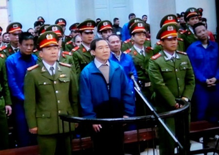 Dư luận bỗng dưng thấp thỏm âu lo Dương Chí Dũng có "phao cứu đắm" - 1 Dương Chí Dũng và các đồng phạm trước tòa (ảnh: P. Thảo)
