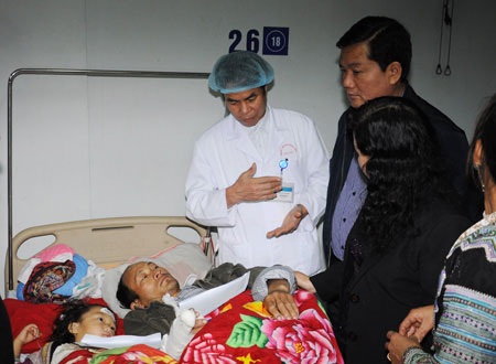 Góc nhìn người dân về vụ sập cầu treo và cách ứng cứu - 2 Bộ trưởng Đinh La Thăng thăm hỏi các nạn nhân gặp nạn tại Lai Châu (ảnh: Như Quỳnh)