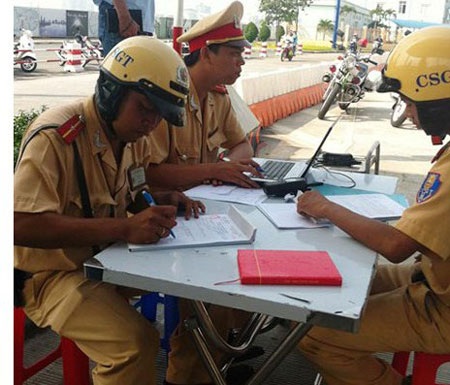 Thu tiền phạt tại chỗ: Giảm được phiền hà cho dân vẫn hơn! - 1 Thu tiền phạt tại chỗ: Giảm được phiền hà cho dân vẫn hơn!