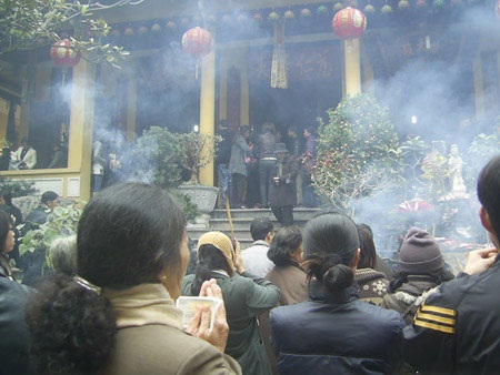 Các chùa đều đông nghẹt người đi lễ đầu năm (ảnh: Phạm Thanh)