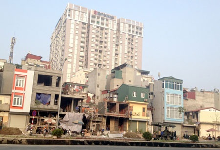 Dẹp nhà “kỳ dị” tại Hà Nội: Không vướng trước thì... kẹt sau - 1 Đi trên tuyến đường này, nhiều người cảm thấy tức mắt vì những ngôi nhà quá lạ (ảnh: Quang Phong)