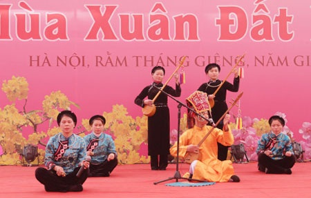 Nguyên tiêu: Thi nhân - Trăng và Thơ - 1 Một tiết mục biểu diễn trên Sân thơ truyền thống (ảnh minh họa: Mai Châm)