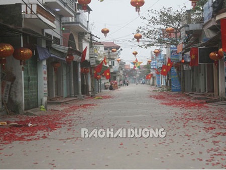 Hải Dương: Pháo vẫn nổ bởi... chưa ai bị "trảm"? - 3 Xác pháo (tự làm) vẫn phủ trắng ngõ xóm sáng mồng 1 Tết ở Tứ Kỳ, Hải Dương (ảnh: theo Lao Động)