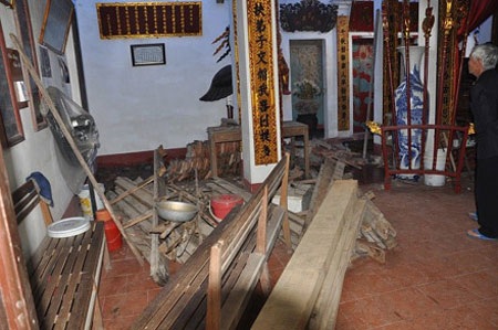 Từ “bẫy” gỗ sưa tới nguy cơ với đình chùa cổ - 1 Một số thanh gỗ bị gỡ xuống (ảnh: Bảo Yên, nguồn: Lao Động)