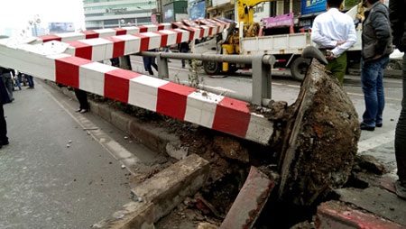 "Em" là xe cẩu biển xanh! - 2 Chân cổng bị nhổ tung cả khối bêtông (ảnh: Tiến Nguyên)