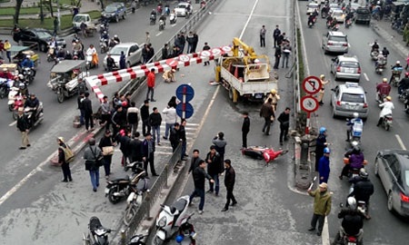 "Em" là xe cẩu biển xanh! - 1 Chiếc xe cẩu vượt quá chiều cao hạn chế của cầu vượt, kéo sập cổng thép (ảnh: Tiến Nguyên)