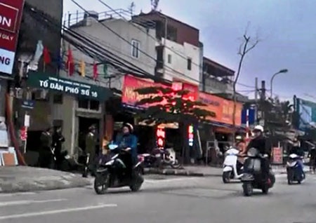 Phạt vi phạm sao cho dân vẫn có cái nhìn thiện cảm - 1 Công an phường đứng trong ngõ rình bắt vi phạm giao thông (ảnh: Anh Thế)