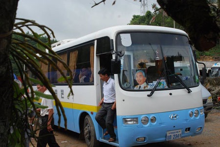 Đoàn xe mang theo hình Đại Tướng Võ Nguyên Giáp