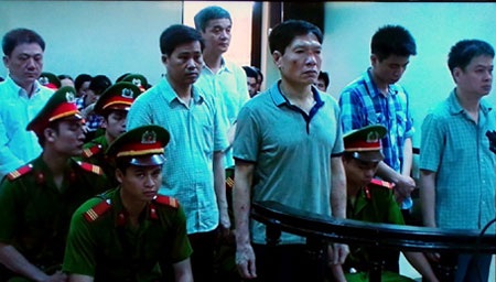 Tình tiết giảm nhẹ trong vụ án Dương Tự Trọng - 1 Các bị cáo nghe chủ tọa phiên tòa tuyên án (ảnh: Tiến Nguyên)