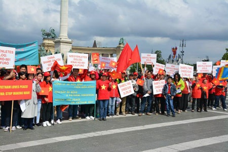 Budapest: Ngày Chủ nhật rực rỡ sắc cờ đỏ sao vàng - 8 Bài và chùm ảnh: