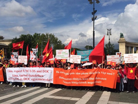 Budapest: Ngày Chủ nhật rực rỡ sắc cờ đỏ sao vàng - 10 Bài và chùm ảnh: