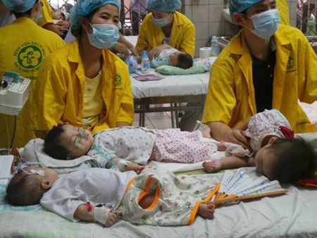 Còn nỗi đau nào hơn thế... - 1 Khoa Cấp cứu BV Bạch Mai chỉ dành bệnh nhi sởi (ảnh: H. Hải)