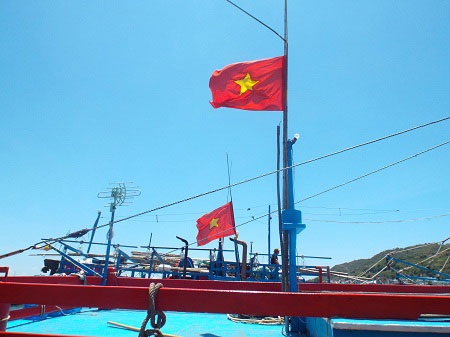 Các tàu cá đều đã chỉnh trang lại cờ Tổ quốc trước khi ra khơi (ảnh:Viết Hảo) 