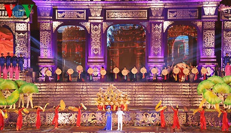 Ứng xử với di sản: Huế và Hội An, ông Hoà và ông Sự - 1 Các tiết mục hoành tráng và qui mô ở Festival Huế