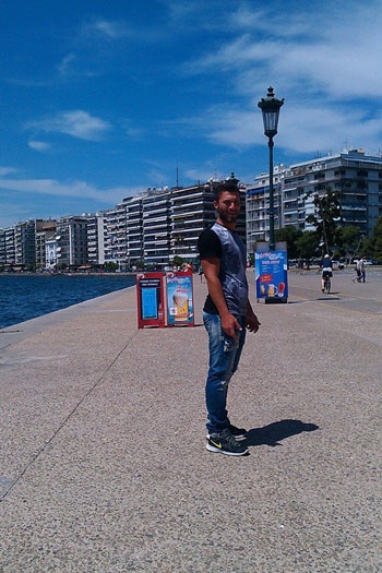 Gặp một chàng trai Hy Lạp tầm thước đúng kiểu đẹp Latinh cổ điển…