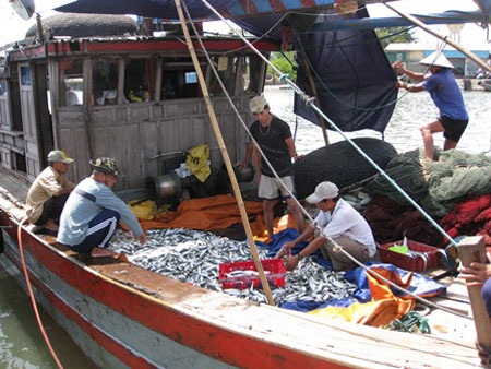 Đồng hành cùng tàu ngư dân ra khơi - 2 Cùng Dân trí đồng hành cùng tàu ngư dân ra khơi
