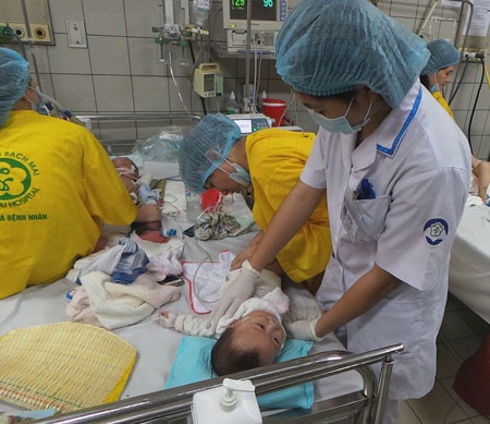 Còn nỗi đau nào hơn thế... - 2 Các bác sĩ, điều dưỡng làm việc với cường độ gấp 3 - 4 lần ngày thường (ảnh: H.Hải)