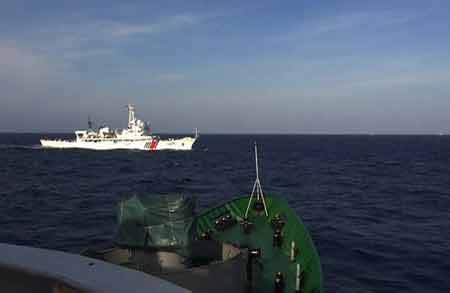 Một tàu Hải cảnh Trung Quốc chặn mũi tàu Cảnh sát biển Việt Nam (ảnh: Công Định - Hữu Trung/TTXVN)