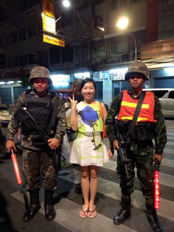 Những khoảnh khắc vẫn bình yên ở xứ Chùa Vàng sau đảo chính - 8 Sát giờ giới nghiêm rồi, cảnh sát nhắc nhở du khách nên sớm trở về khách sạn