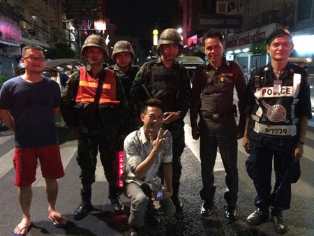 Những khoảnh khắc vẫn bình yên ở xứ Chùa Vàng sau đảo chính - 9 Cũng rất vui lòng chụp hình lưu niệm cùng nhóm du khách VN...