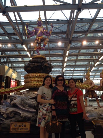 Những khoảnh khắc vẫn bình yên ở xứ Chùa Vàng sau đảo chính - 5 Và vân cười thật tươi, có gì đâu mà căng thẳng