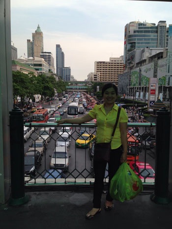 Những khoảnh khắc vẫn bình yên ở xứ Chùa Vàng sau đảo chính - 2 Xe cộ vẫn tấp nập như trước