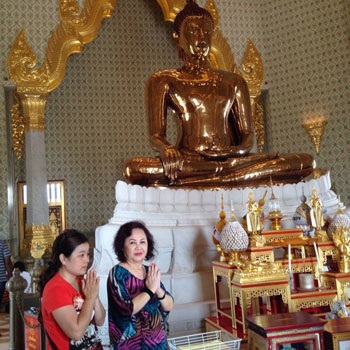 Những khoảnh khắc vẫn bình yên ở xứ Chùa Vàng sau đảo chính - 4 Đi lễ chùa cùng cầu bình an cho người dân TL