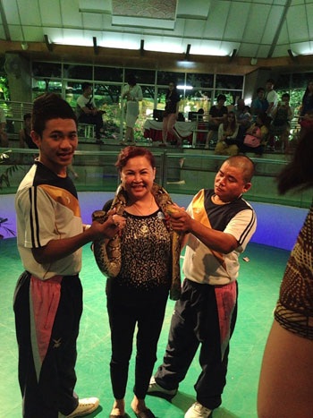 Những khoảnh khắc vẫn bình yên ở xứ Chùa Vàng sau đảo chính - 6 Thử cảm giác Thạch Sanh đấu chằn tinh