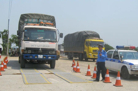 Kiểm tra tải trọng xe: Ai “gỡ rối” cho người thi hành công vụ và dân? - 1 Xe tải qua trậm cân tại Phú Yên (ảnh: Nhạn Sơn – Doãn Công)