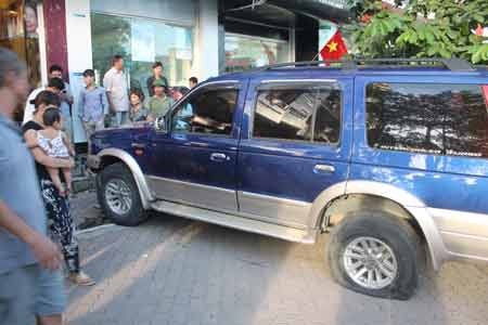 Hà Nội: Ôtô lao vào cửa nhà dân trên đường Xã Đàn - 1 Những hình ảnh sau vụ tai nạn