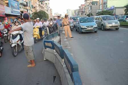 Hà Nội: Ôtô lao vào cửa nhà dân trên đường Xã Đàn - 3 Những hình ảnh sau vụ tai nạn