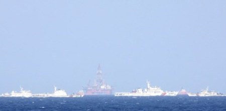 Tàu Trung Quốc chia 2 vòng để chặn các hướng của tàu chấp pháp Việt Nam (ảnh: theo Thảo Nguyên)