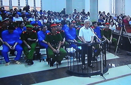 Tấc gang trời - vực trong vụ án “bầu” Kiên - 1 Đại diện Viện Kiểm sát đã phân tích và chỉ ra đường vòng tội lỗi ở ACB (ảnh: Lê Tú)