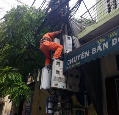 Nhân viên điện lực kiểm tra đống bùng nhùng trên cột điện sau 1 sự cố (ảnh minh họa: Tiến Nguyên)