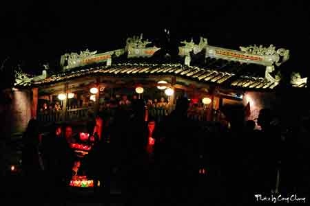 “ Đêm hội chùa cầu “