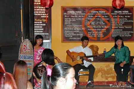 Nơi đây dạy đàn ca...