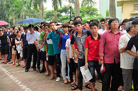 Người hâm mộ xếp hàng dài mua vé xem U19 Việt Nam tại VFF (ảnh: Tiến Đạt)