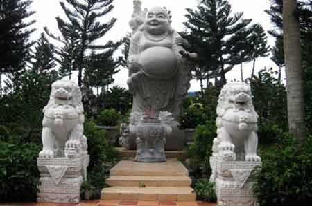 Linh vật lạ – không hợp bản sắc hay thiếu cả văn hóa thẩm mỹ? - 1 Sư tử đá còn được “sáng tạo” khi đặt hai bên của tượng thần tài (ảnh minh họa: Lê Tú)