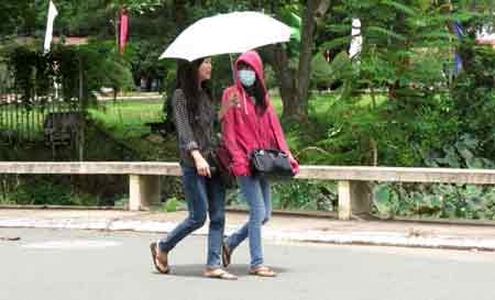 Quần jeans, áo mỏng: Cấm hết cho yên tâm? - 2 SV Đại học Cửu Long trước ngày cấm quần jeans, dép lê (ảnh: Quốc Huy)