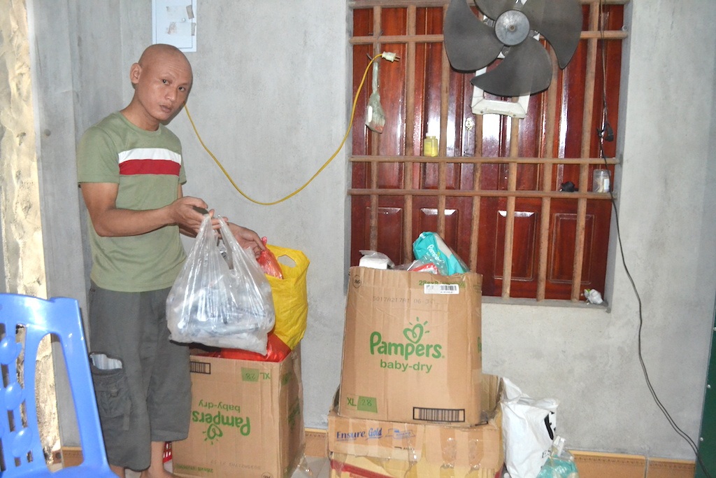 Vợ chồng anh Hệ đã phải lấy rất nhiều thuốc, nhiều thấy... thế nhưng giờ cũng đã cạn kiệt tiền không biết trông chờ vào đâu.