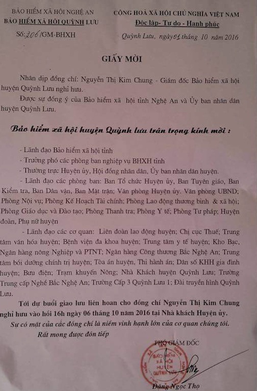 Bảo hiểm xã hội đóng dấu đỏ giấy mời dự tiệc chia tay giám đốc về hưu - 1 Giấy mời do BHXH Quỳnh Lưu phát đi mời khách.