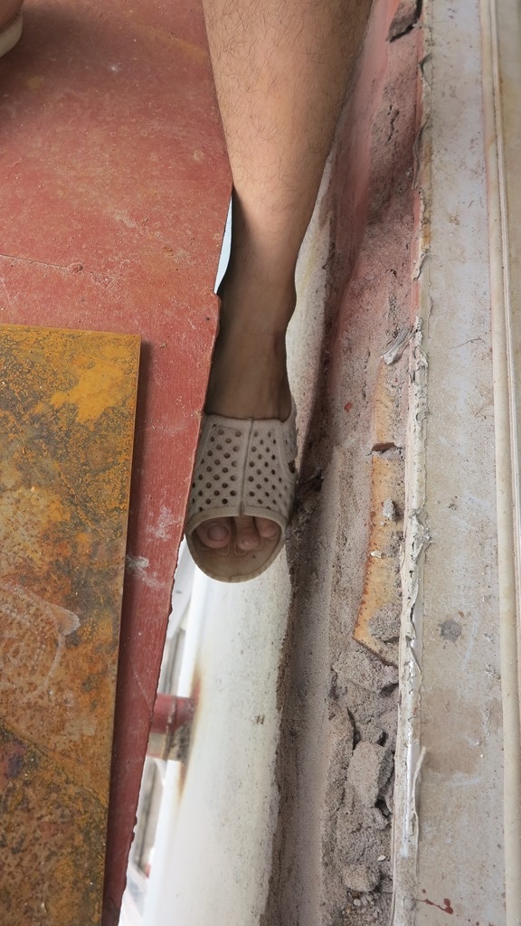 Cầu thang được thiết kế bằng sắt, không có thảm chống trượt, khoảng cách giữa các song sắt quá lớn (khoảng 25 - 30 cm) vô cùng nguy hiểm mỗi khi có trường hợp khẩn cấp xảy ra.