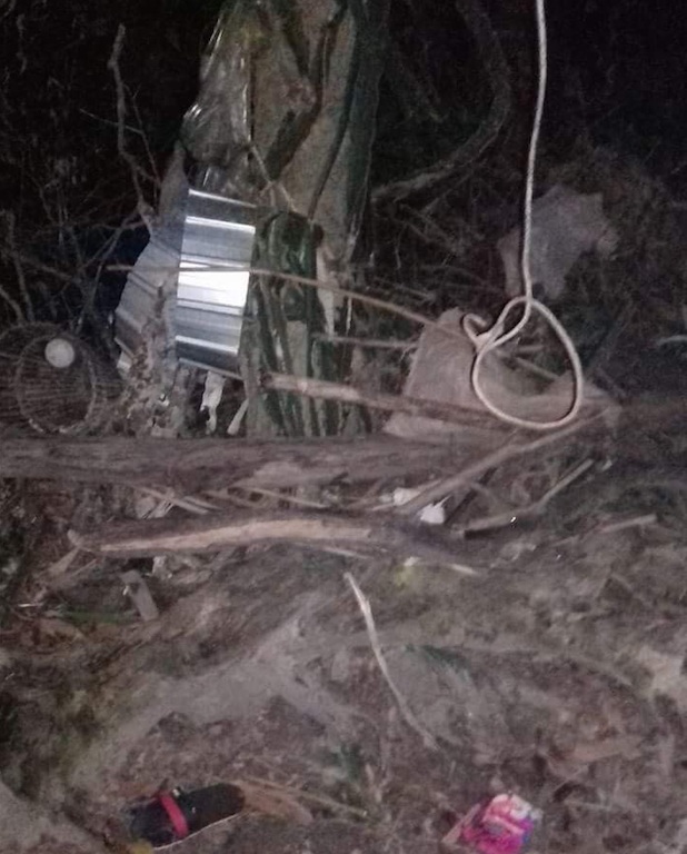 Tá hỏa phát hiện con dâu treo cổ trên cây nhãn - 2 Chị H. chết mọi người phát hiện có đôi dép để dưới gốc cây.