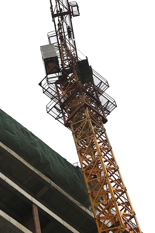 TP Vinh: Người dân bất an vì cẩu tháp "bủa vây" khắp ngả đường - 5