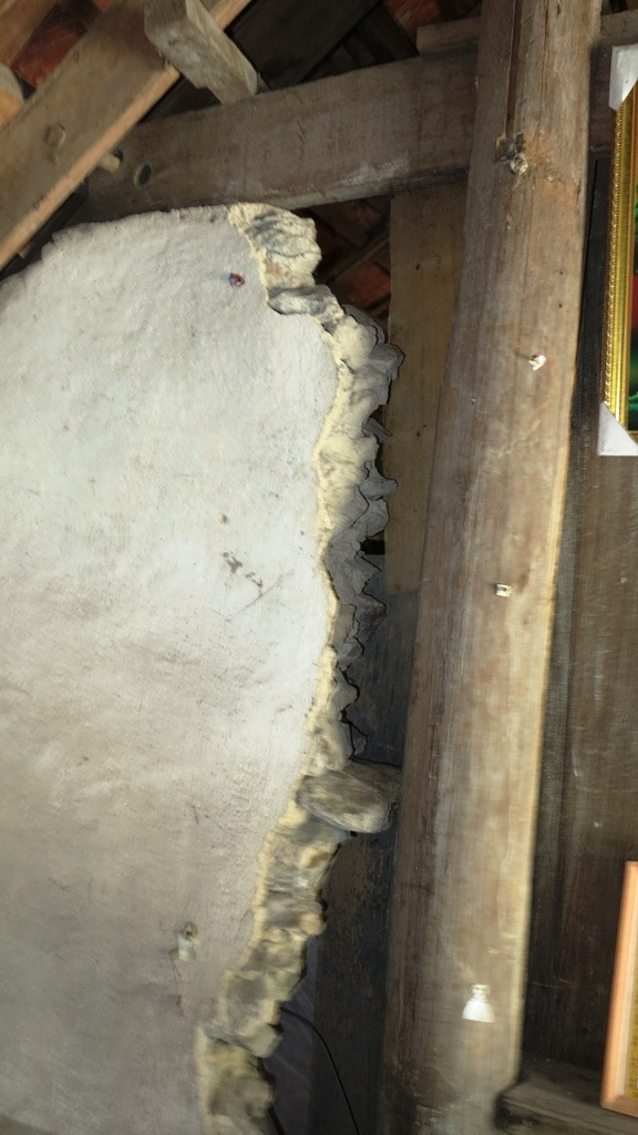 Căn nhà của gia đình chị mẹ con đã quá cũ nát, hư hỏng nghiêm trọng, nó cố gắng gượng để che chở cho những mảnh đời khốn khó phía trong.