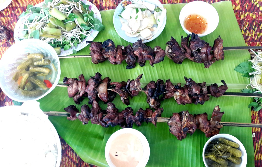 Thịt cừu sẽ chế biến thành các món ăn đặc sản như: Nướng, luộc, xào, xông khói, lẩu, chả... Đặc biệt, món thịt cừu nướng đang là món “ hót” trong các nhà hàng khách sạn sang trọng và rất được khách du lịch ưu chuộng bởi thịt lạ chắc, thơm, ngon.