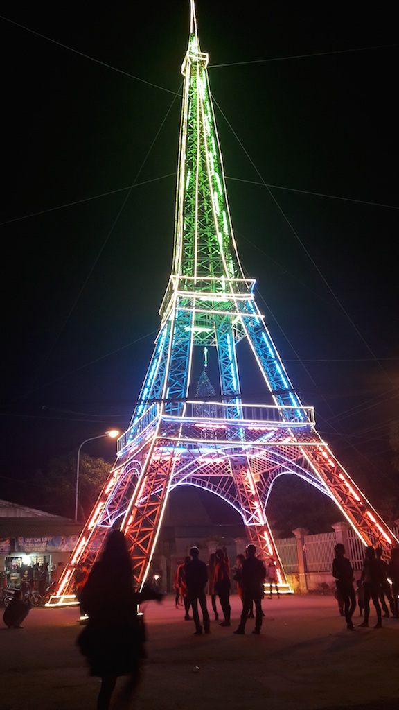 Giáo dân Xứ Nghệ làm “Tháp Eiffel” đón Giáng sinh độc nhất Việt Nam - 2